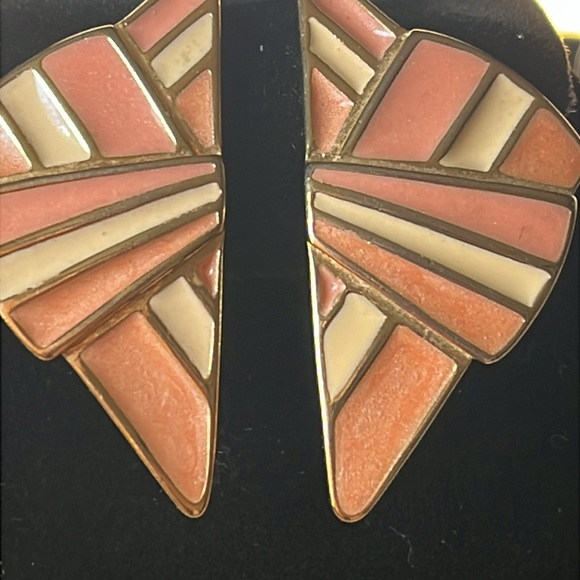 Vintage Trifari Pink & Cream Enamel Geometric Fan Earrings Gold Tone Pierced - Picture 2 of 9